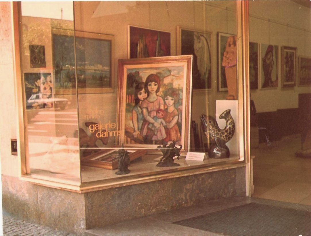Image of Galerie Dahms Close up Front Window PHOTO